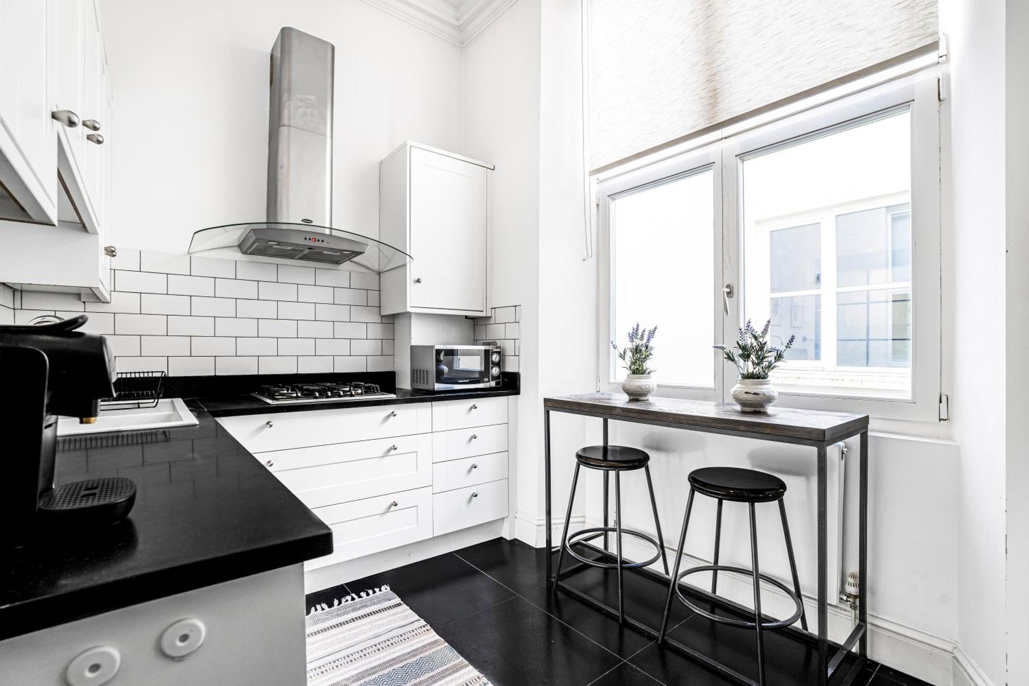 Classy High Ceilings 2 Bdr Next To Hyde Park * Londra